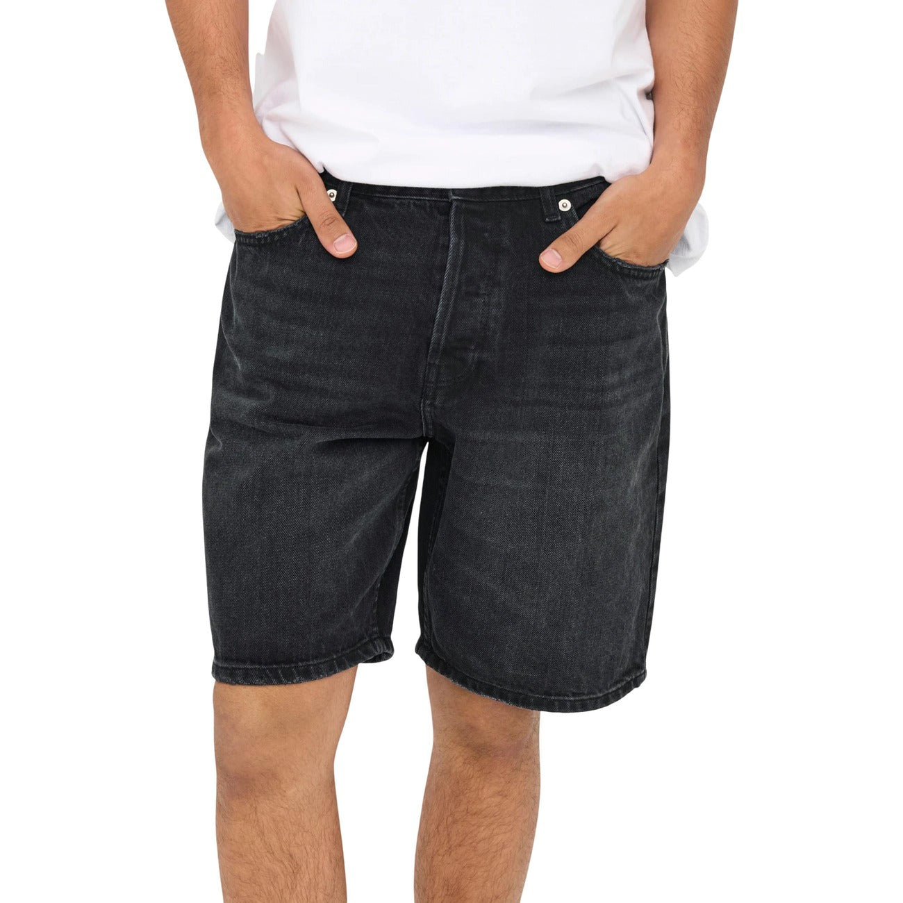 Bermuda Denim Nero Only & Sons; Cotone Biologico e Riciclato. Vestibilità regular, lunghezza sopra il ginocchio, stile 5 tasche. Leggeri, ecosostenibili e perfetti per un outfit urban estivo. Frontale 