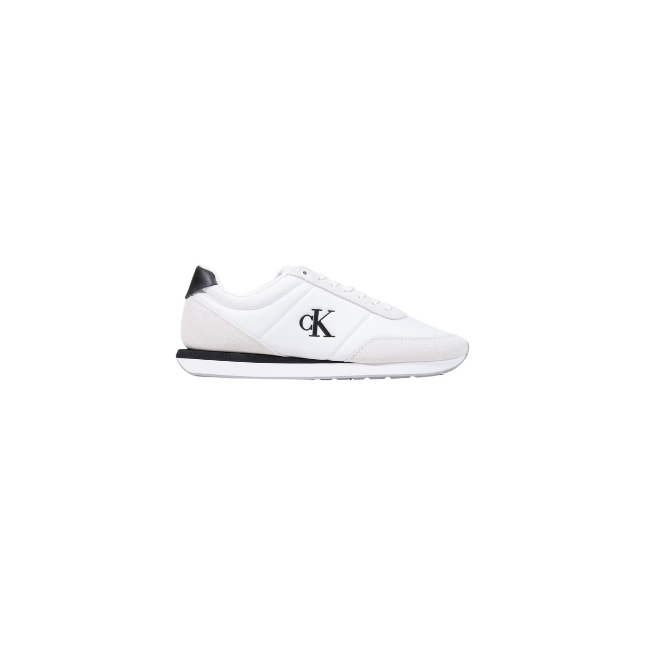 Sneakers Calvin Klein bianche uomo HM0HM02469. Scarpe sportive da uomo bianche in poliestere riciclato con logo monogram cK ricamato, dettagli a contrasto su tallone e suola, scarpe da ginnastica casual basse e sostenibili 4 stagioni.