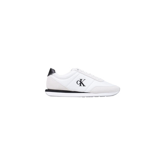 Sneakers Calvin Klein bianche uomo HM0HM02469. Scarpe sportive da uomo bianche in poliestere riciclato con logo monogram cK ricamato, dettagli a contrasto su tallone e suola, scarpe da ginnastica casual basse e sostenibili 4 stagioni.