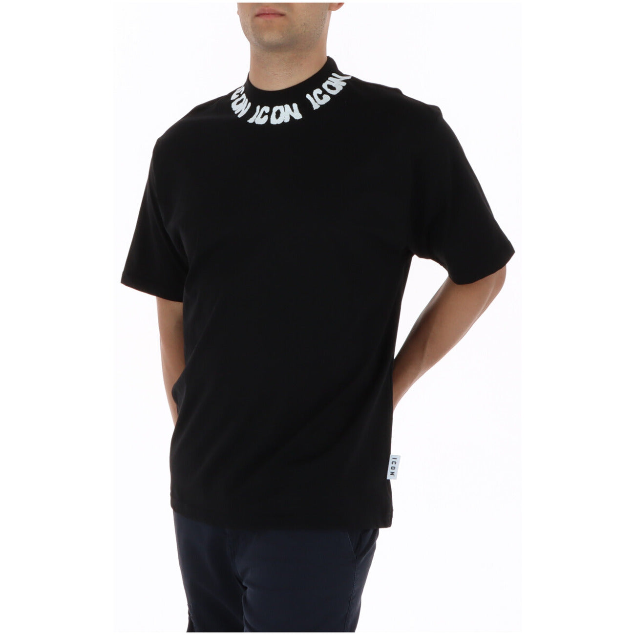 T-shirt ICON IUT028; 100% cotone Made in IT. Logo a contrasto sul girocollo, maniche corte, colori bianco/nero. Maglia maschile premium, traspirante e di tendenza PE26. Colore nero. 