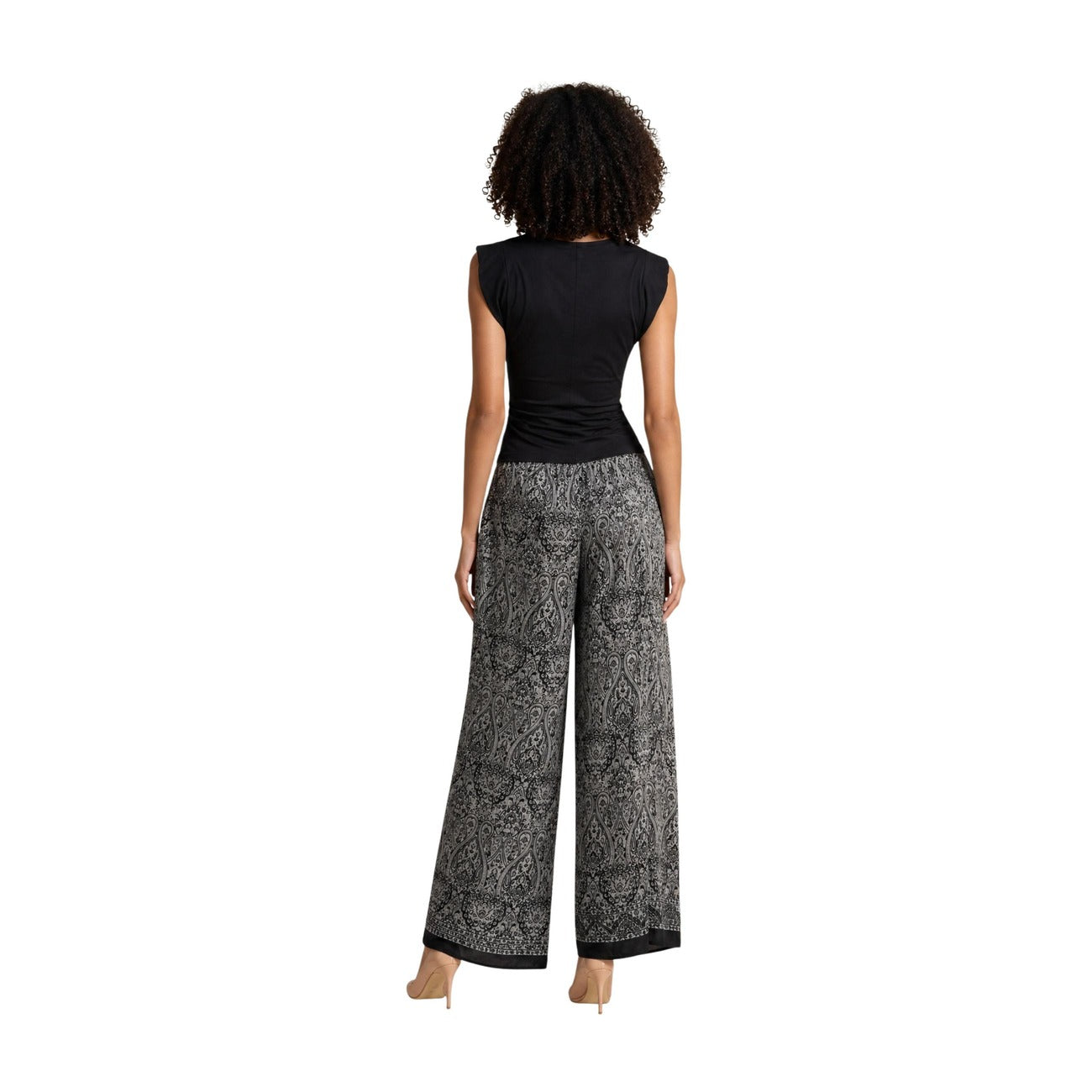 Pantaloni Ampi Neri Ayfee; Misto Seta. Vita elastica con coulisse e nappine, tasche laterali, stampa grafica. Tessuto leggero, fresco e fluido per un look di tendenza. Figura intera posteriore 