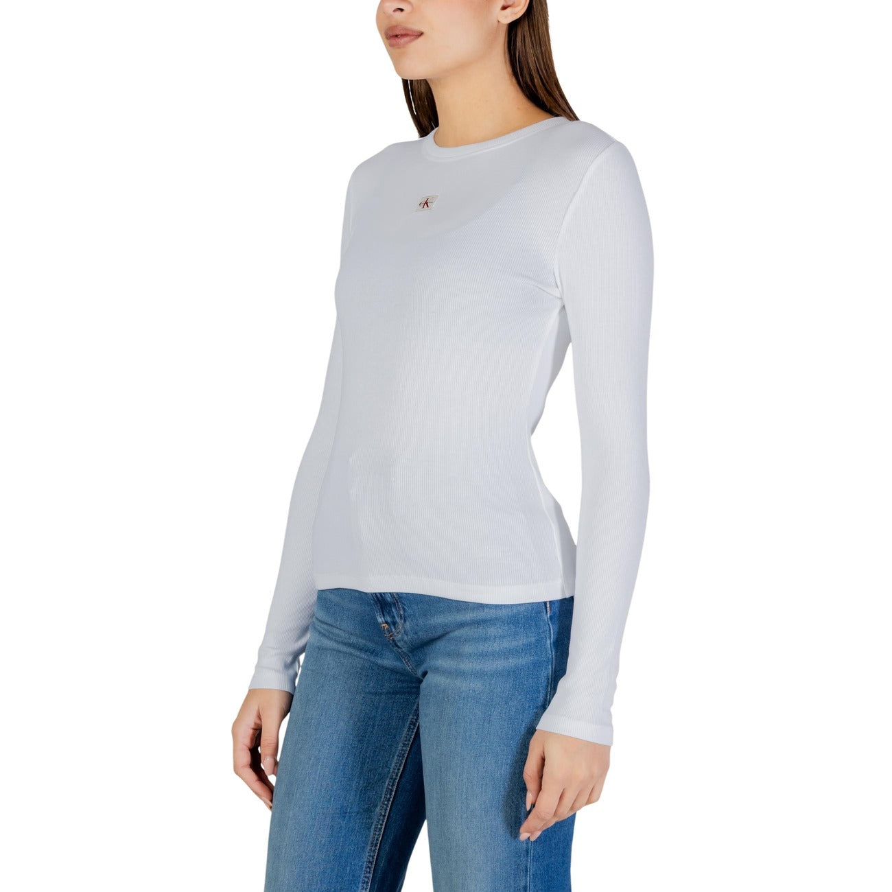 Maglia Manica Lunga CK Jeans; Bianco Ottico. 94% Cotone, 6% Elastam. Vestibilità slim-fit, logo ricamato, scollo tondo. Perfetta per il layering e la mezza stagione.Frontale laterale 