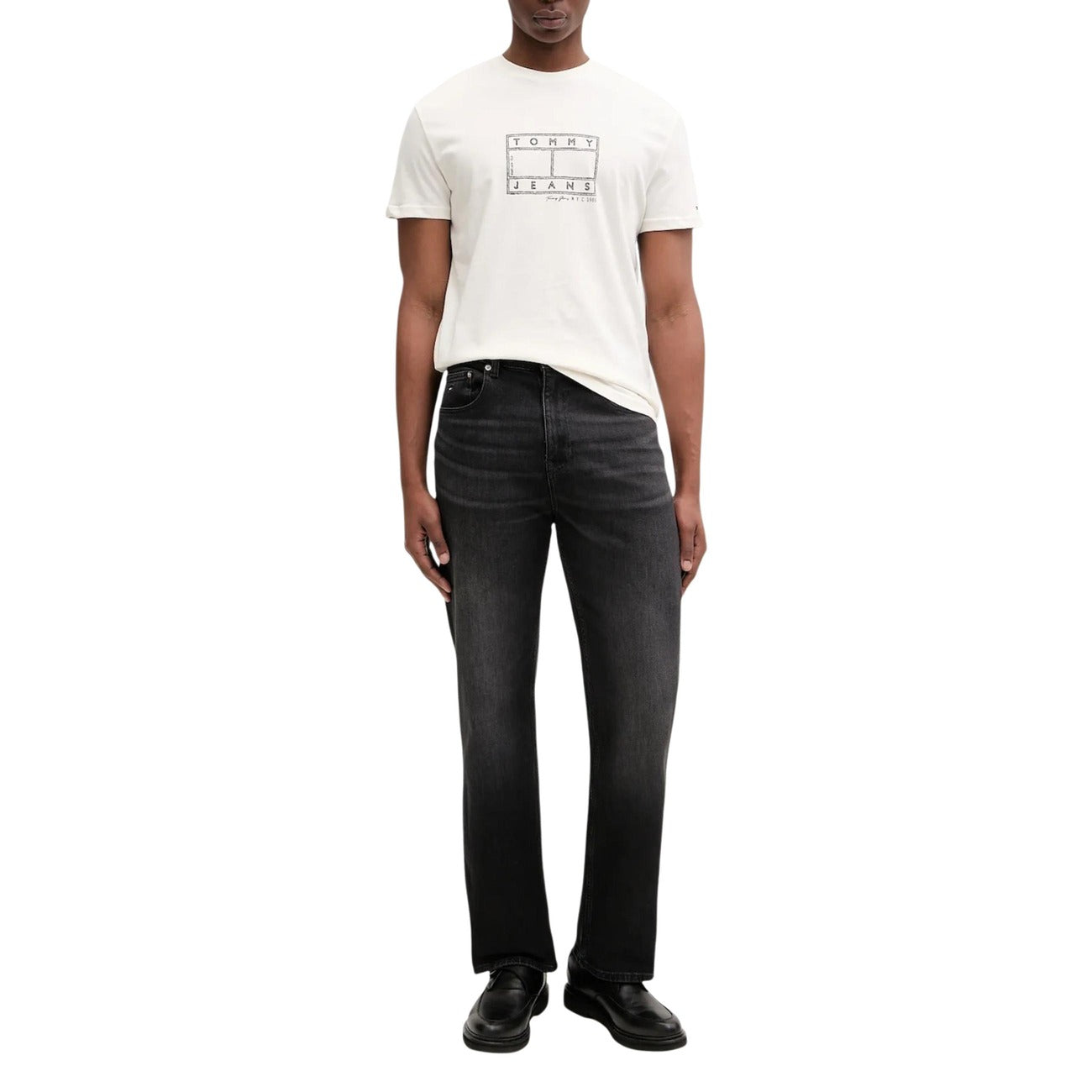 T-shirt Tommy Jeans Stamp; 100% Cotone. Logo effetto timbro sul petto, vestibilità regular, branding ricamato sulla manica. Maglia uomo in jersey morbido dal look vintage-contemporaneo. Colore bianco vista frontale Figura intera 