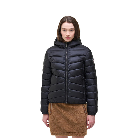 Piumino Colmar Originals nero donna 22000019. Giacca invernale trapuntata nera da donna in piuma d'anatra con cappuccio fisso, zip frontale, polsini elasticizzati e vestibilità normal fit, giubbotto pesante da donna.