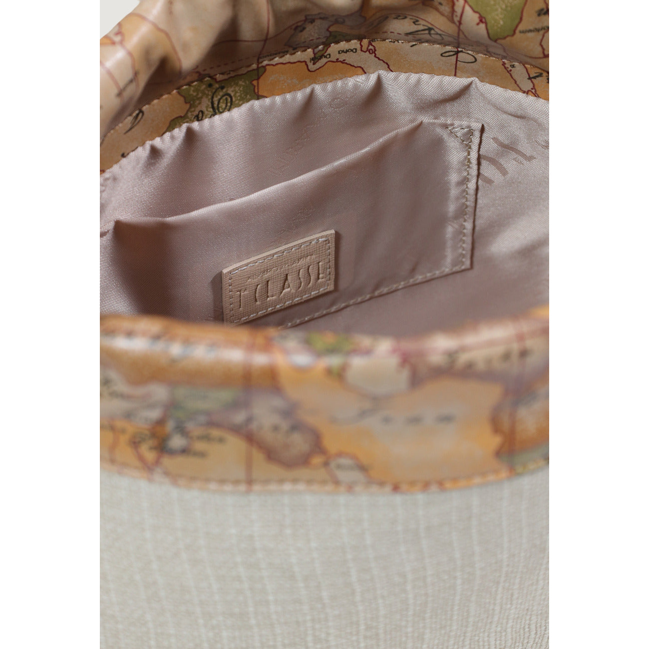 Borsa media Alviero Martini Prima Classe; Mix Poliuretano/Cotone. Chiusura a coulisse, tracolla regolabile, stampa mappa iconica. Borsa donna morbida, capiente e di alta classe. Dettaglio logo 