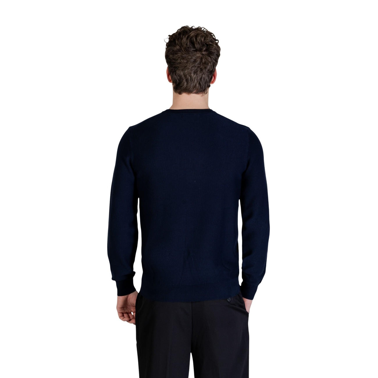 Maglia Guess Karim; Blu. 70% Lyocell, 30% Poliestere. Lavorazione piqué, girocollo, logo ricamato. Tessuto morbido e traspirante, stile casual elegante. Vista posteriore 