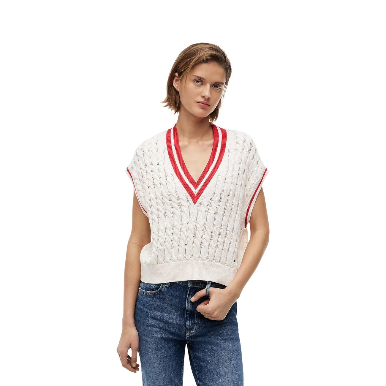 Gilet Maglia Donna Bianco Tommy Hilfiger Jeans DW0DW22927; Gilet stile college a treccia wide fit in cotone rigenerato con scollo a V e bordi color-blocking a contrasto. Frontale 