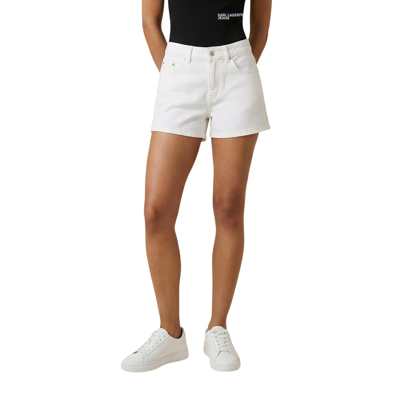 Bermuda Karl Lagerfeld B2W10067; 98% Cotone, 2% Elastam. Vita alta, chiusura con zip, cinque tasche. Pantaloncini donna strutturati e stretch, freschi e resistenti per l'estate. Colore bianco 