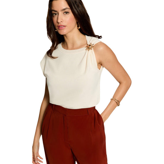Maglione Smanicato Donna Beige Morgan De Toi 262-MCHOCO; Top in maglia sottile di viscosa beige con dettaglio gioiello oro sulla spalla e girocollo. Vista frontale 