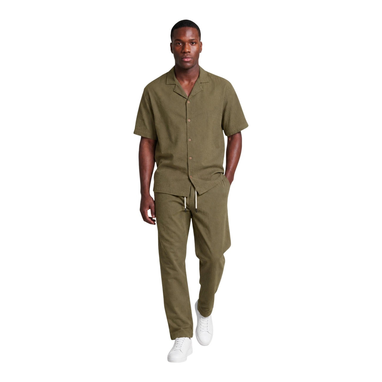 Pantaloni Regular Verdi Hydra Clothing; 100% Cotone. Pinces anteriori, vita con coulisse e bottone, tasche laterali. Tessuto naturale, leggero e fresco. Il comfort sartoriale per l'estate. Frontale intera 