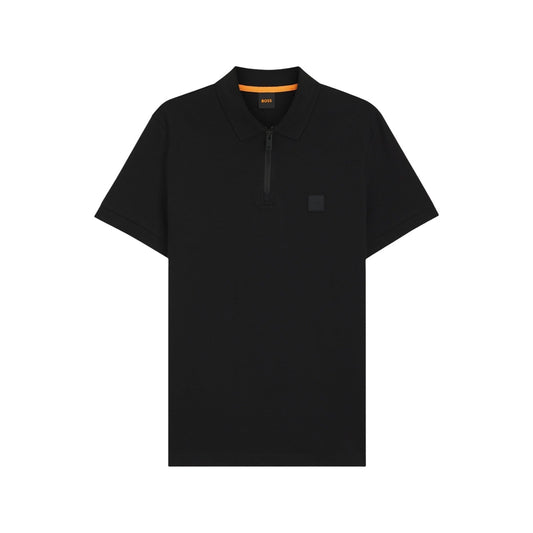 BOSS Passerzip Polo 10256683; 95% cotone, 5% elastan, chiusura zip, logo ricamato. La polo moderna, versatile e confortevole per ogni occasione. Colore nero vista frontale Stesa