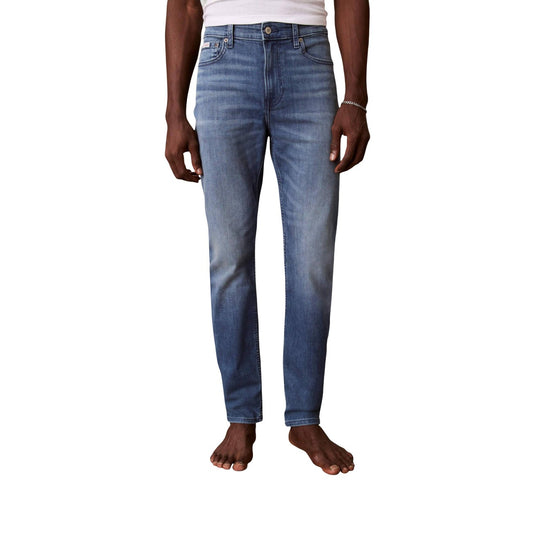 Jeans Tapered Calvin Klein; Blu. 70% Cotone, 29% Poliestere Riciclato, 1% Elastan. Vestibilità tapered (comoda sopra, stretta sotto), 5 tasche, chiusura con zip. Stile urban sostenibile. Frontale 