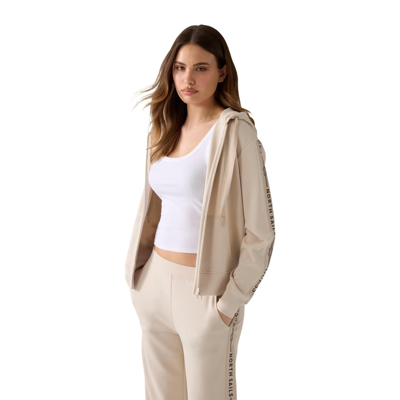 Felpa Guess donna beige con zip W6GQ03 K2656. Felpa aperta con cappuccio in modal e tessuto stretch, cerniera frontale, tasche e dettagli logo sulle maniche, abbigliamento sportivo mezza stagione.