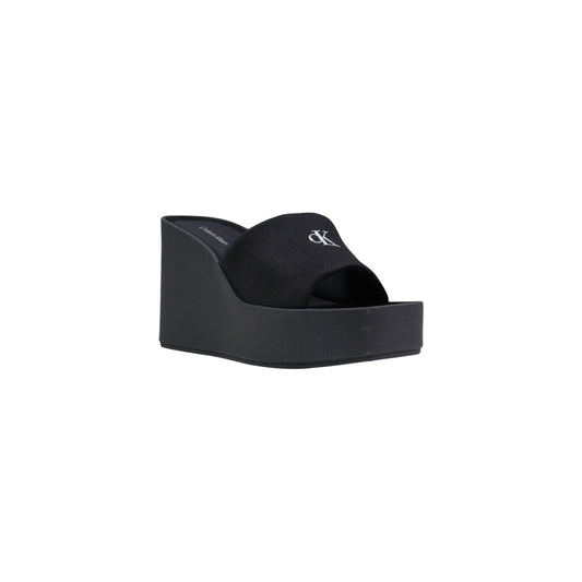 Calvin Klein Melia Platform; tomaia in tela, punta quadrata, tacco 7 cm, tecnologia Airfit®. Il sandalo con zeppa leggero e ammortizzato. Vista frontale 