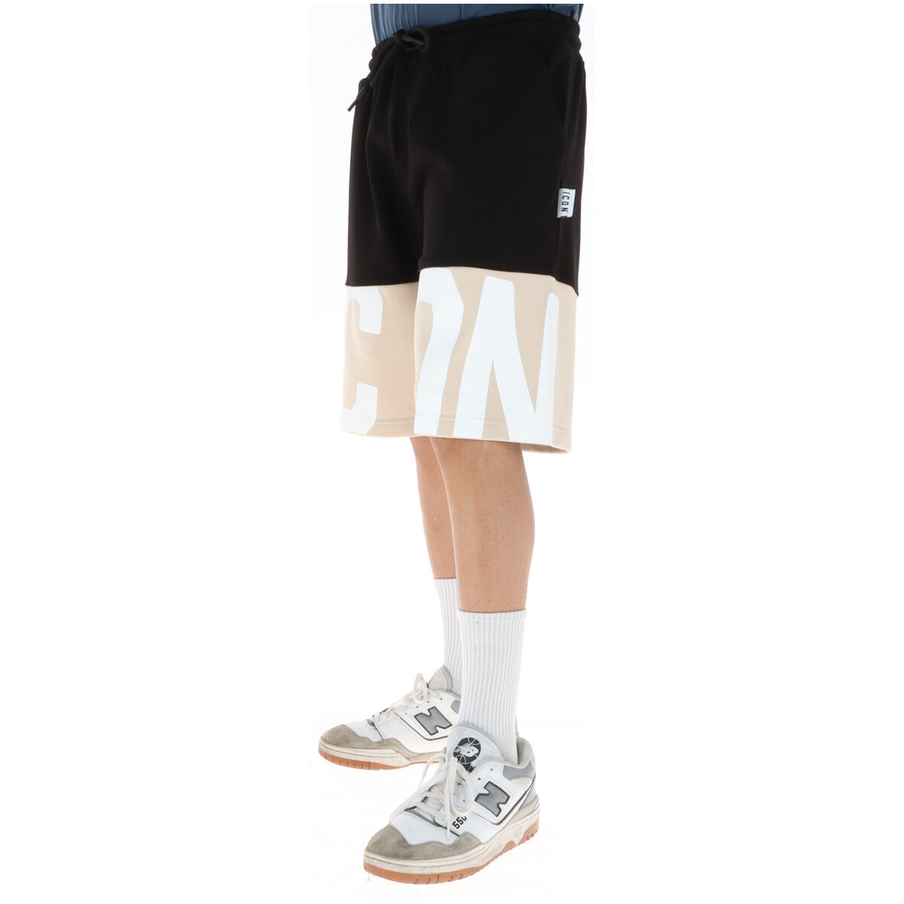 Bermuda ICON Color-Block; 87% Cotone, 13% Poliestere. Nero e Beige, maxi logo bianco spezzato, vita con lacci. Short uomo streetwear grafici e traspiranti, Made in Italy.