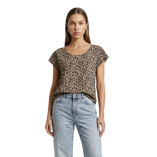 Blusa Only ONLNOVA LIFE; 100% Viscosa. Maniche corte, scollo rotondo, stampa grafica moderna. Vestibilità fluida e leggera. Top donna casual-chic per l'estate. Leopardat vista Frontale 