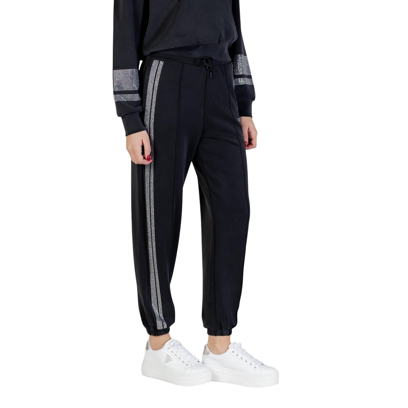 Pantaloni Guess Active donna neri con elastico - vista laterale indossata da modello
