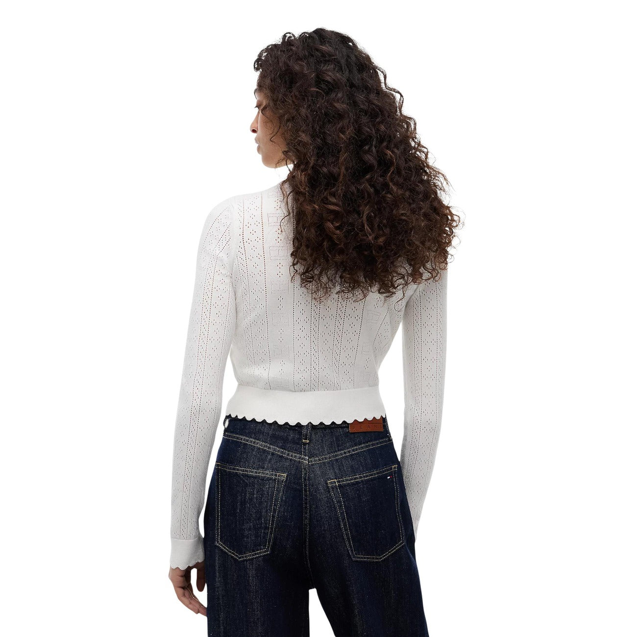 Cardigan Donna Bianco Tommy Hilfiger Jeans; Maglia slim fit traforata a maniche lunghe con bottoni, scollo tondo e motivo pointelle a bandierine. Dettagli smerlati, stile preppy casual e raffinato. Posteriore 
