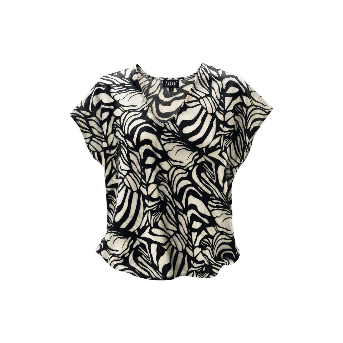 Blusa Mezza Manica Ayfee; Misto Seta. Scollo a V, fantasia grafica su nero, tessuto leggero e traspirante. Comfort e stile raffinato per ogni occasione. Vista stesa