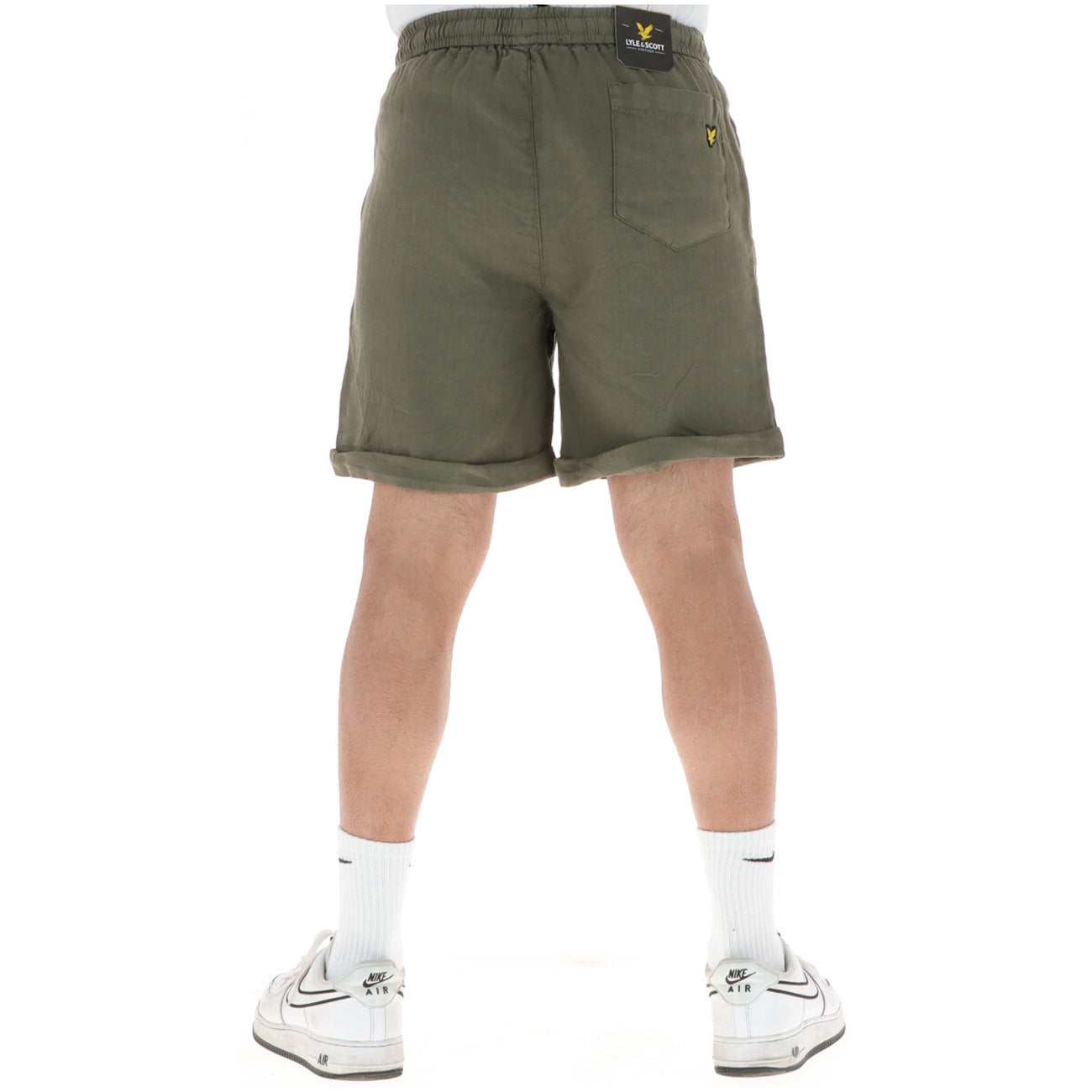 Bermuda Lyle & Scott 100% Lino; Vita elastica con coulisse, risvolto sul fondo, tasche anteriori e posteriori. Tessuto naturale traspirante, stile casual-raffinato. Verde. Vista posteriore 
