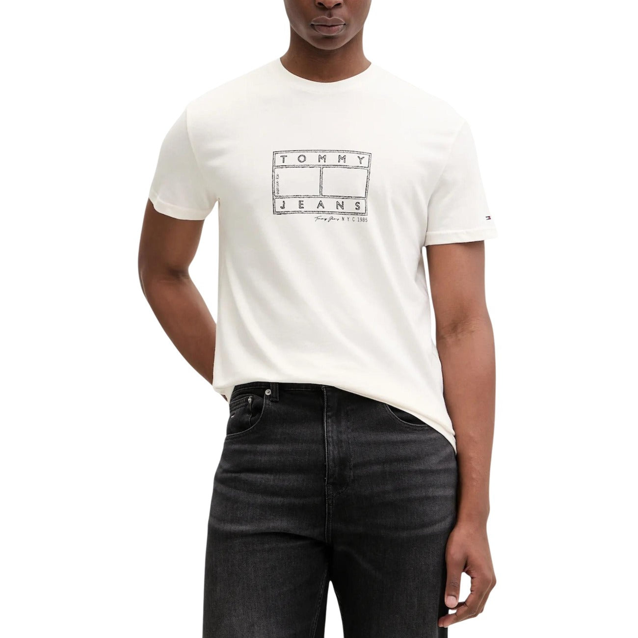 Tommy Hilfiger T-shirt bianco Logo a Timbro; maglietta girocollo uomo in cotone morbido, stampa grafica circolare Tommy Jeans e dettagli iconici, perfetta per outfit quotidiani dinamici. Vista frontale 