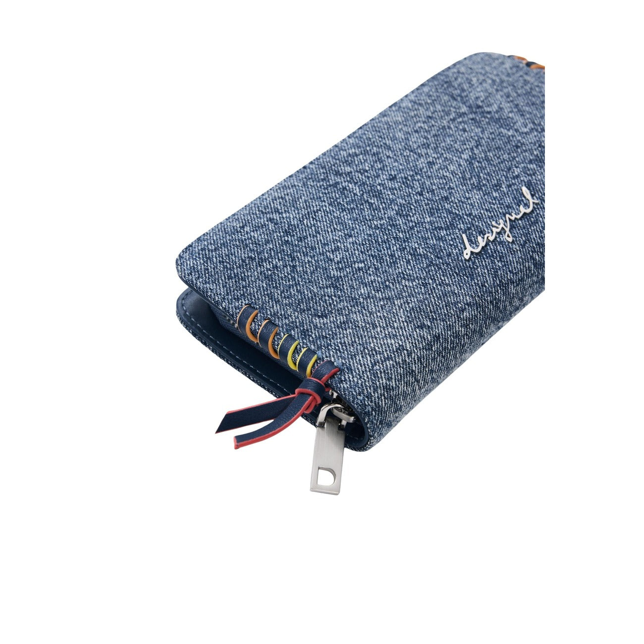Portafoglio di medie dimensioni in tessuto denim, con dettagli intrecciati sui bordi e applicazione di logo metallico.