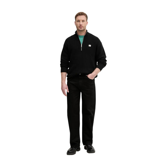 Maglione Nero con Zip Calvin Klein Jeans; 100% Cotone Pettinato. Lavorazione a nido d'ape, stemma monogramma, vestibilità comoda. Caldo, traspirante e versatile. Figura intera frontale 