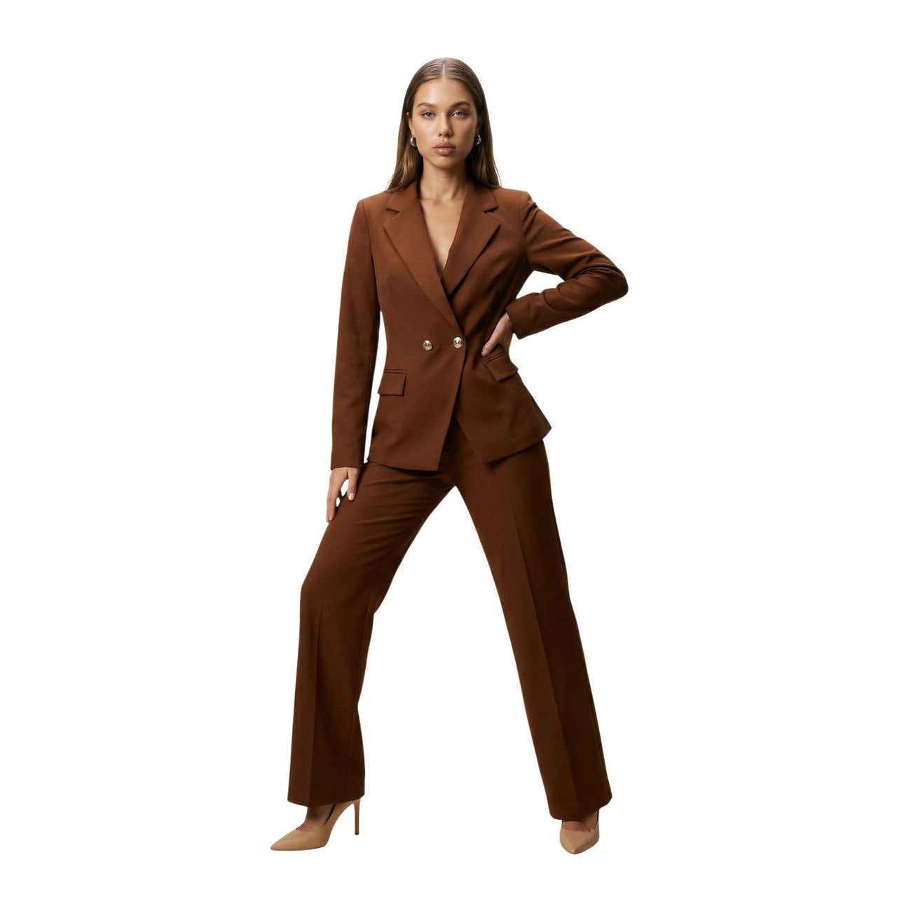 Pantaloni I AM Gamba Dritta; 88% Poliestere, 12% Elastan. Colore Mattone, piega centrale, Regular Fit. Pantaloni donna eleganti e traspiranti per la stagione PE26. Completo con giacca 