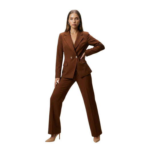 Pantaloni I AM Gamba Dritta; 88% Poliestere, 12% Elastan. Colore Mattone, piega centrale, Regular Fit. Pantaloni donna eleganti e traspiranti per la stagione PE26. Completo con giacca 