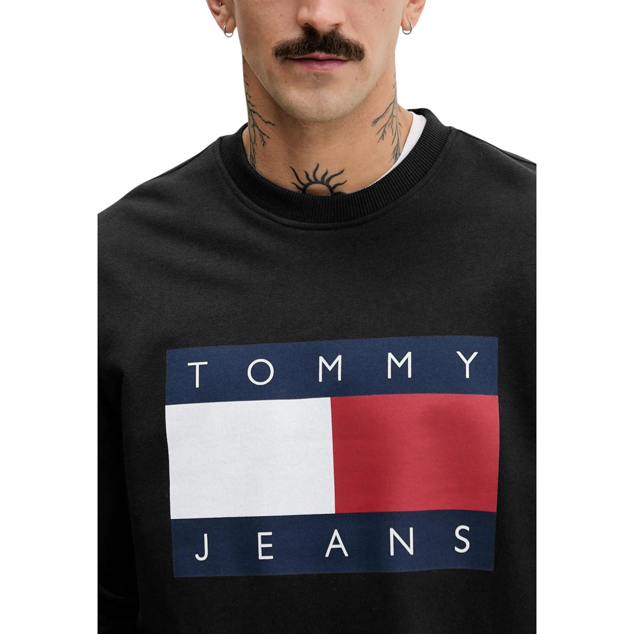 Felpa Tommy Jeans Iconic Flag; Cotone Felpato. Nero, maxi stampa logo frontale, vestibilità regular. Felpa uomo girocollo morbida e calda dal design iconico. Dettaglio logo 