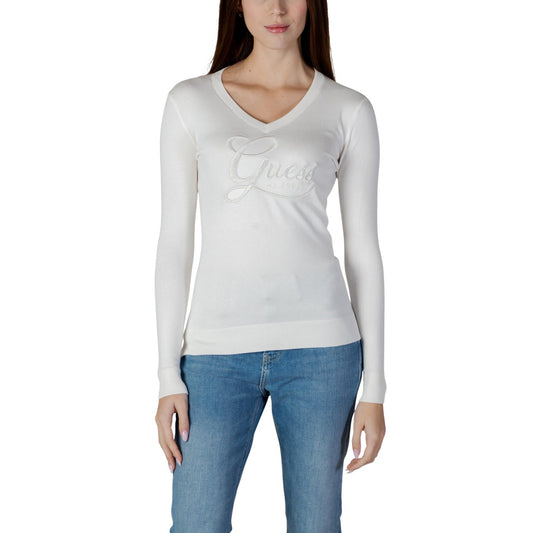 Maglia Guess Stephanie; Bianco. 82% Viscosa, 16% Poliammide, 2% Elastam. Scollo a V, logo gioiello, maniche lunghe. Tessuto fluido e aderente, stile chic quotidiano.Frontale 