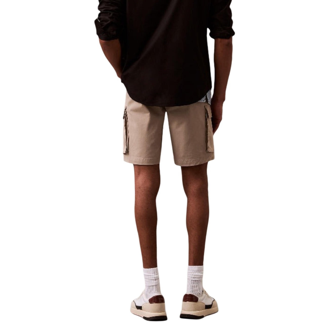Bermuda Calvin Klein Jeans uomo beige con zip bottone tasche anteriori posteriori laterali 97% cotone 3% elastan - vista posteriore retro indossati da modello
