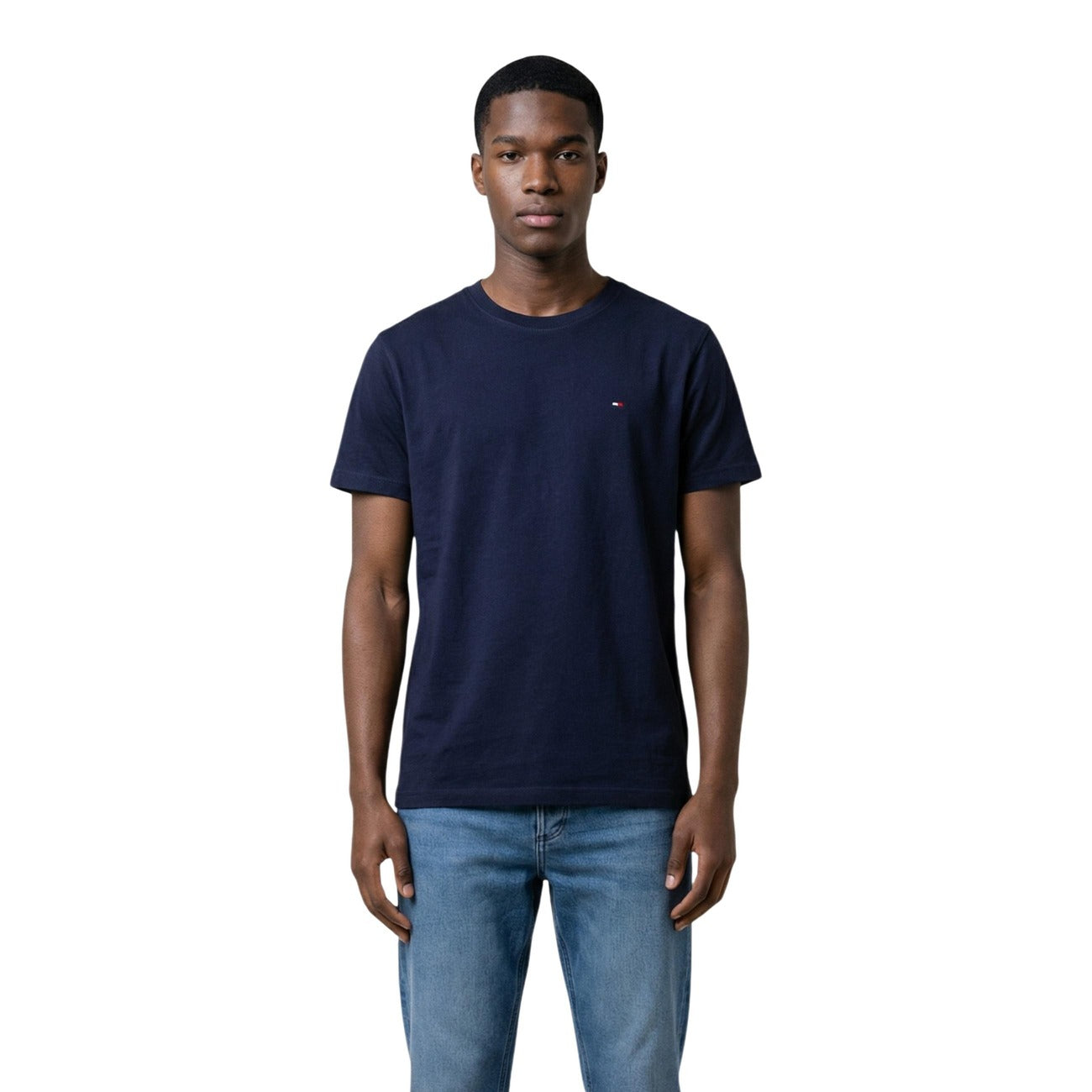 Tommy hilfiger jeans t-shirt blu navy manica corta Realizzata in 100% cotone rigenerato. Piccolo logo Tommy Hilfiger ricamato sul petto. Vista frontale 