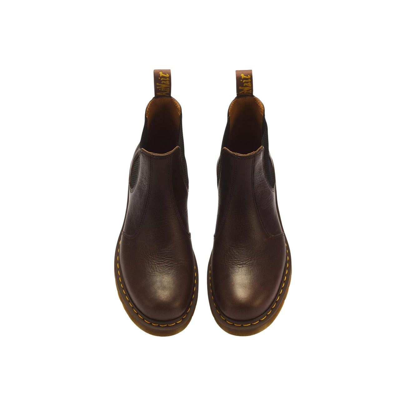 Stivaletti Chelsea Dr Martens 2976 pelle Ambassador. Beatle boots classici in morbida pelle pelle martellata con motivo vissuto, pannelli elasticizzati, suola AirWair e iconiche impunture gialle.