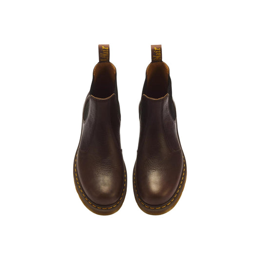 Stivaletti Chelsea Dr Martens 2976 pelle Ambassador. Beatle boots classici in morbida pelle pelle martellata con motivo vissuto, pannelli elasticizzati, suola AirWair e iconiche impunture gialle.