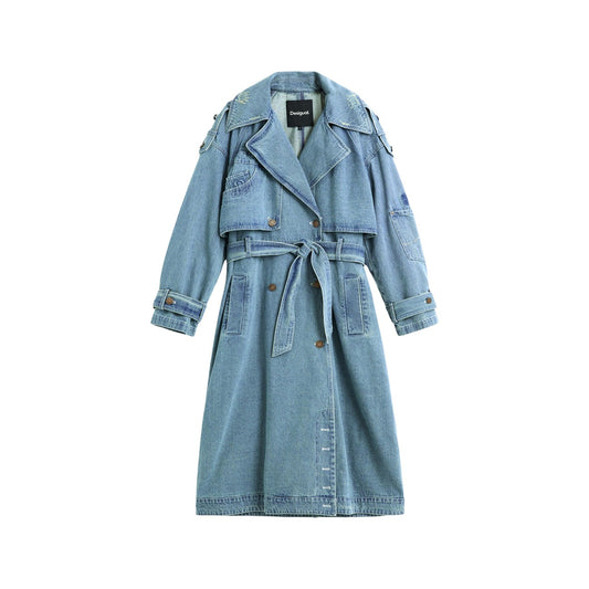 Trench Desigual Chaq Gresil blu denim donna 26WWED01. Cappotto trench lungo in cotone denim bagnato da donna, giacca mezza stagione casual oversize doppiopetto con cintura, tasche applicate e risvolti.