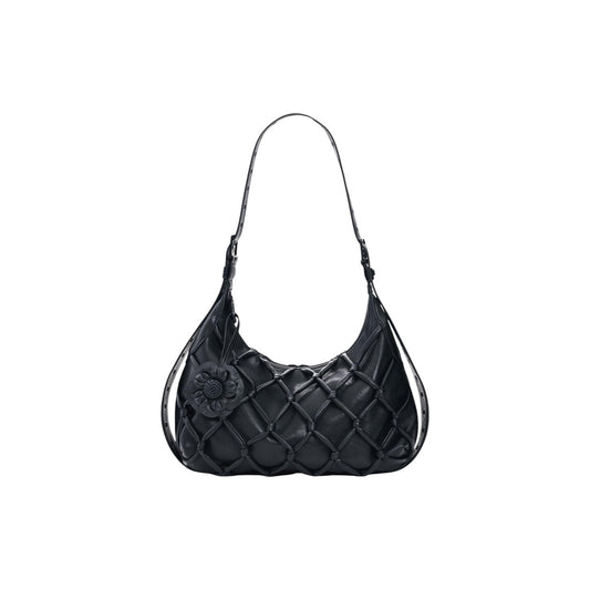 Borsa nera piccola con tracolla estensibile, applicazione a fiore e dettagli di linee in stile red, con effetto pelle a forma di rombo. Vista frontale 