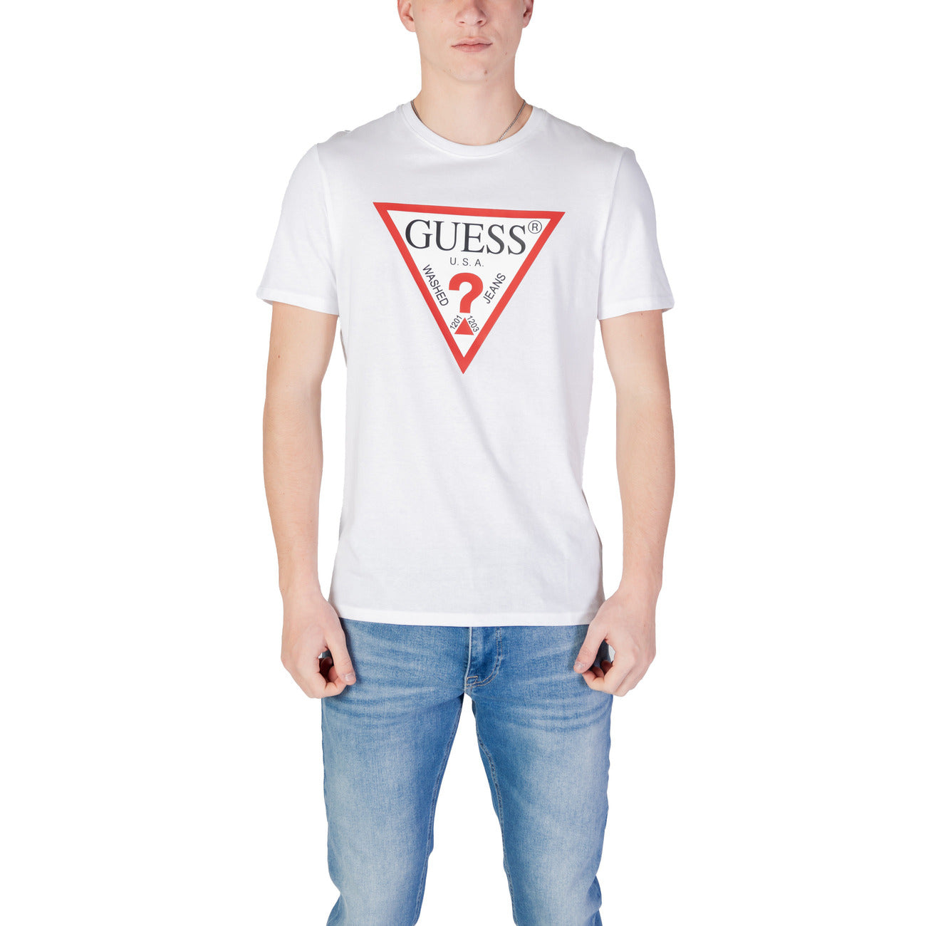 T-shirt Guess SS ORIGINAL LOGO uomo bianca con stampa maniche corte scollo tondo 100% cotone - vista frontale indossata da modello
