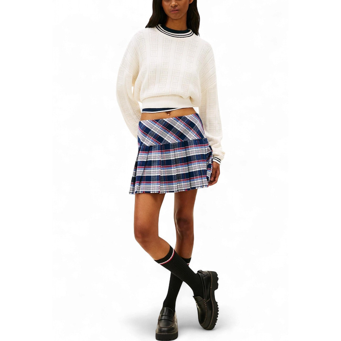Pullover cotone Tommy Jeans; motivo bandierine all-over, relaxed fit, spalle scese. 100% cotone, bordi a coste con righe a contrasto, stile iconico Colore bianco 