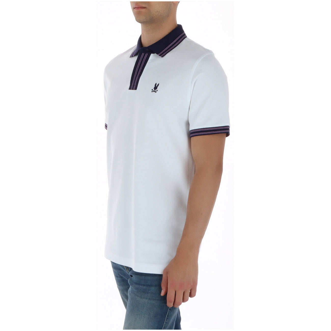 Polo Psycho Bunny Bianca; 100% Cotone Pima. Logo ricamato, bordature a contrasto, vestibilità classica con orlo a coda di tennis. Tessuto ultra-morbido e traspirante, ideale per la stagione Primavera/Estate. Laterale 