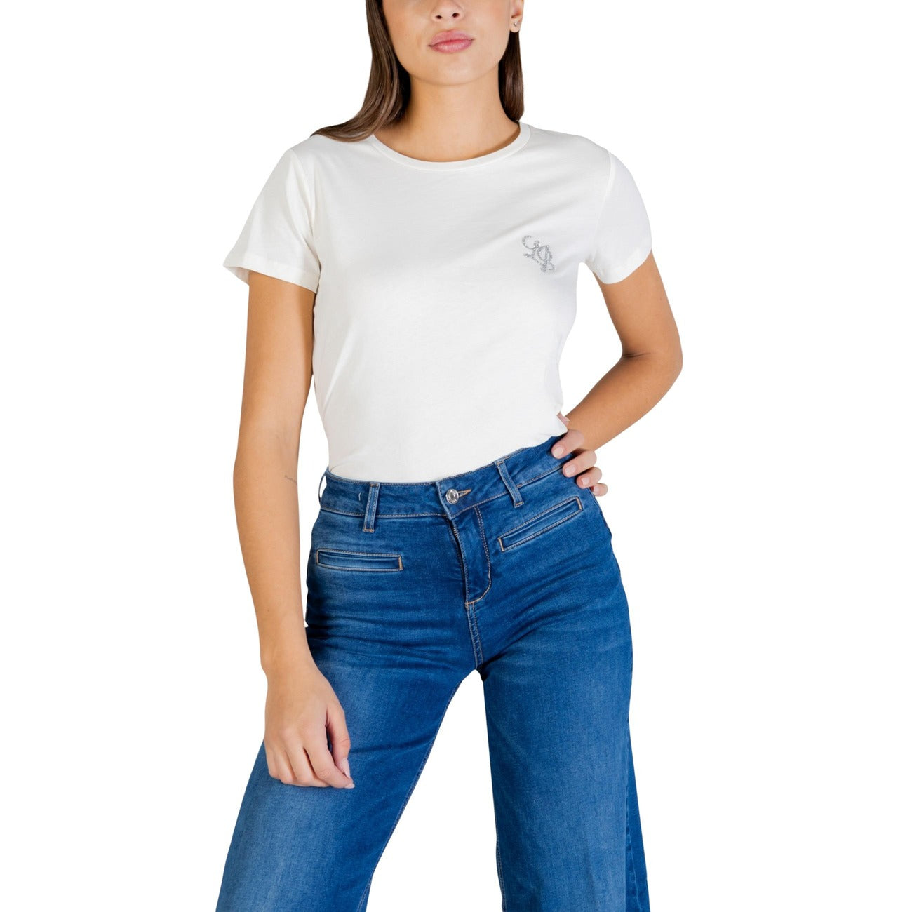 Liu Jo T-shirt Logo Jewel; 100% cotone, applicazioni luminose, vestibilità regolare. L'essenziale prezioso per il guardaroba femminile. Colore bianco. Vista frontale 