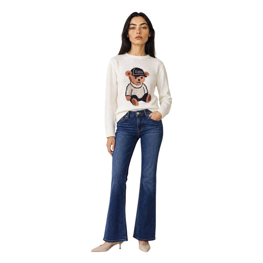 Jeans bootcut Guess Beverly vita bassa donna blu W6BAJ7 D2097. Jeans svasati a zampa in tessuto denim morbido ed elasticizzato con cotone e Lyocell, vestibilità slim fit e logo Guess sulla tasca posteriore.