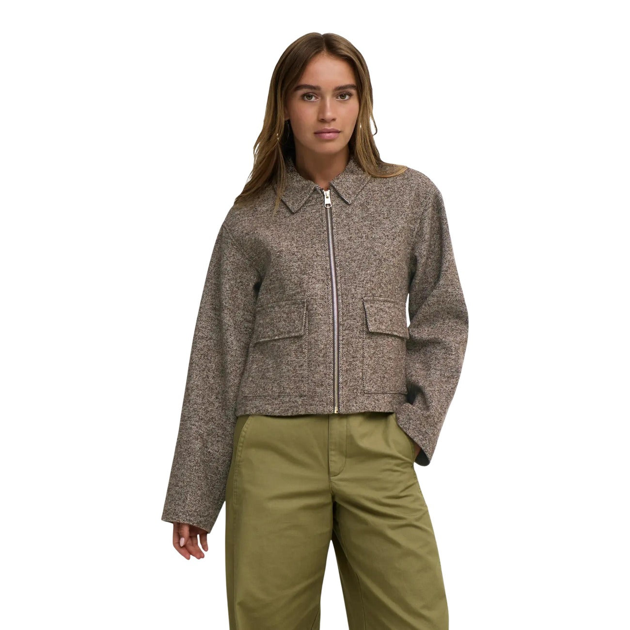 Giacca corta marrone donna Jacqueline De Yong 15376697. Giambetto autunnale marrone cioccolato in 100% poliestere con colletto classico, cerniera frontale e tasche sul davanti.