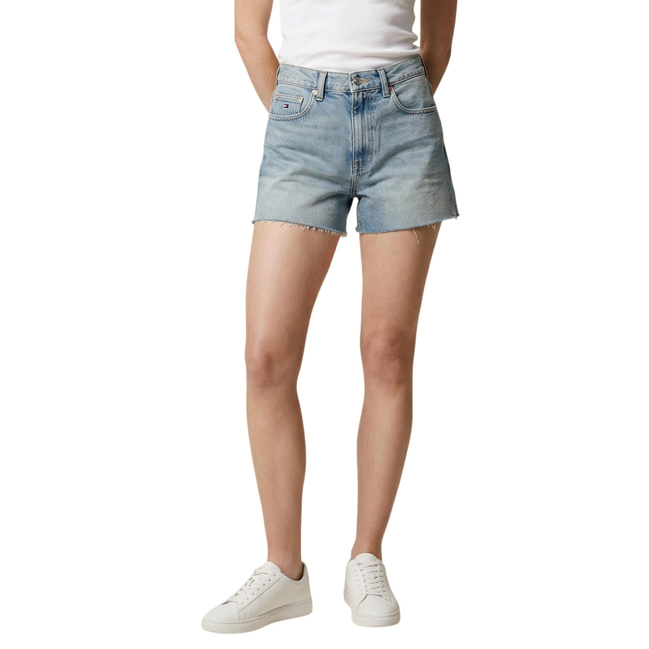 Tommy Jeans High Rise Denim Shorts; cotone riciclato, fondo sfrangiato, vestibilità confortevole. L'essenziale estivo per un look casual e sostenibile Vista frontale 