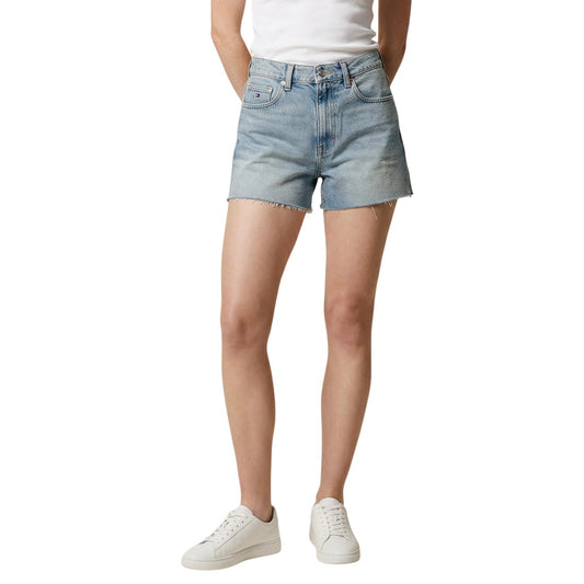 Tommy Jeans High Rise Denim Shorts; cotone riciclato, fondo sfrangiato, vestibilità confortevole. L'essenziale estivo per un look casual e sostenibile Vista frontale 