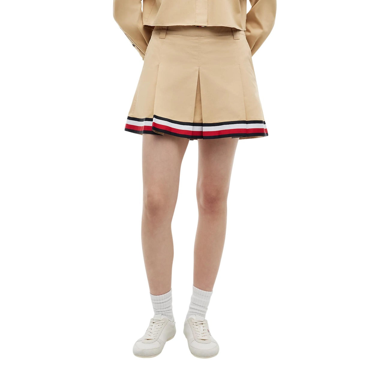 Gonna Tommy Jeans donna Gentle Gold DW0DW22969. Minigonna a pieghe in stile college in 100% cotone biologico, colore oro beige con tasche ad angolo e nastro riga Tommy sul fondo, abbigliamento donna autunno inverno.
