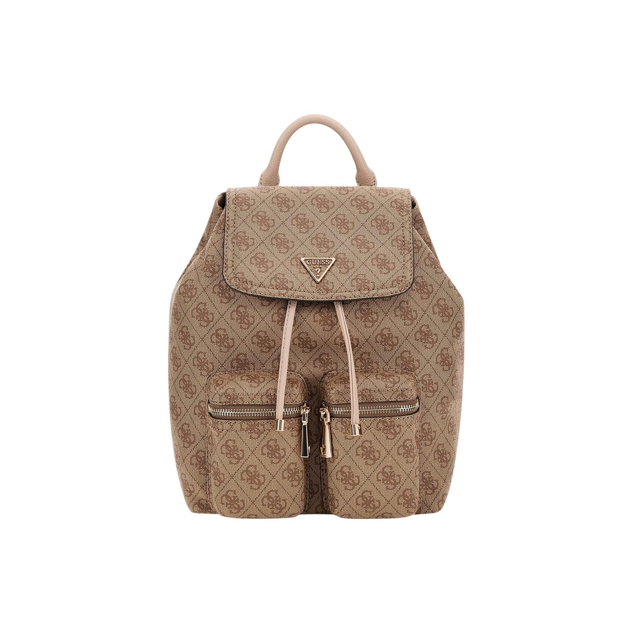 Zaino beige donna Guess MANHATTAN II FLAP BACKPACK. Realizzato interamente in poliuretano di alta qualità, presenta una raffinata texture con logo Guess in rilievo su tutta la superficie. Vista frontale 