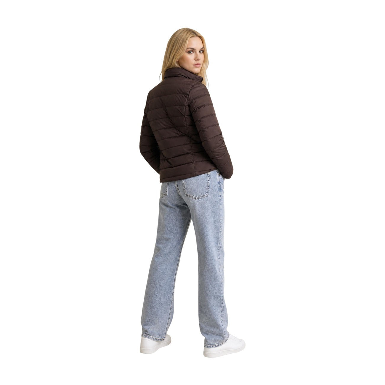 Piumino Pesante Trapuntato Marrone Donna Guess Active Solid Heavy Diann; Tessuto 93% poliestere e 7% elastam con colletto alto e chiusura a zip. Tasche con cerniera e logo sul petto, stile invernale casual-chic. Vista posteriore figura intera 