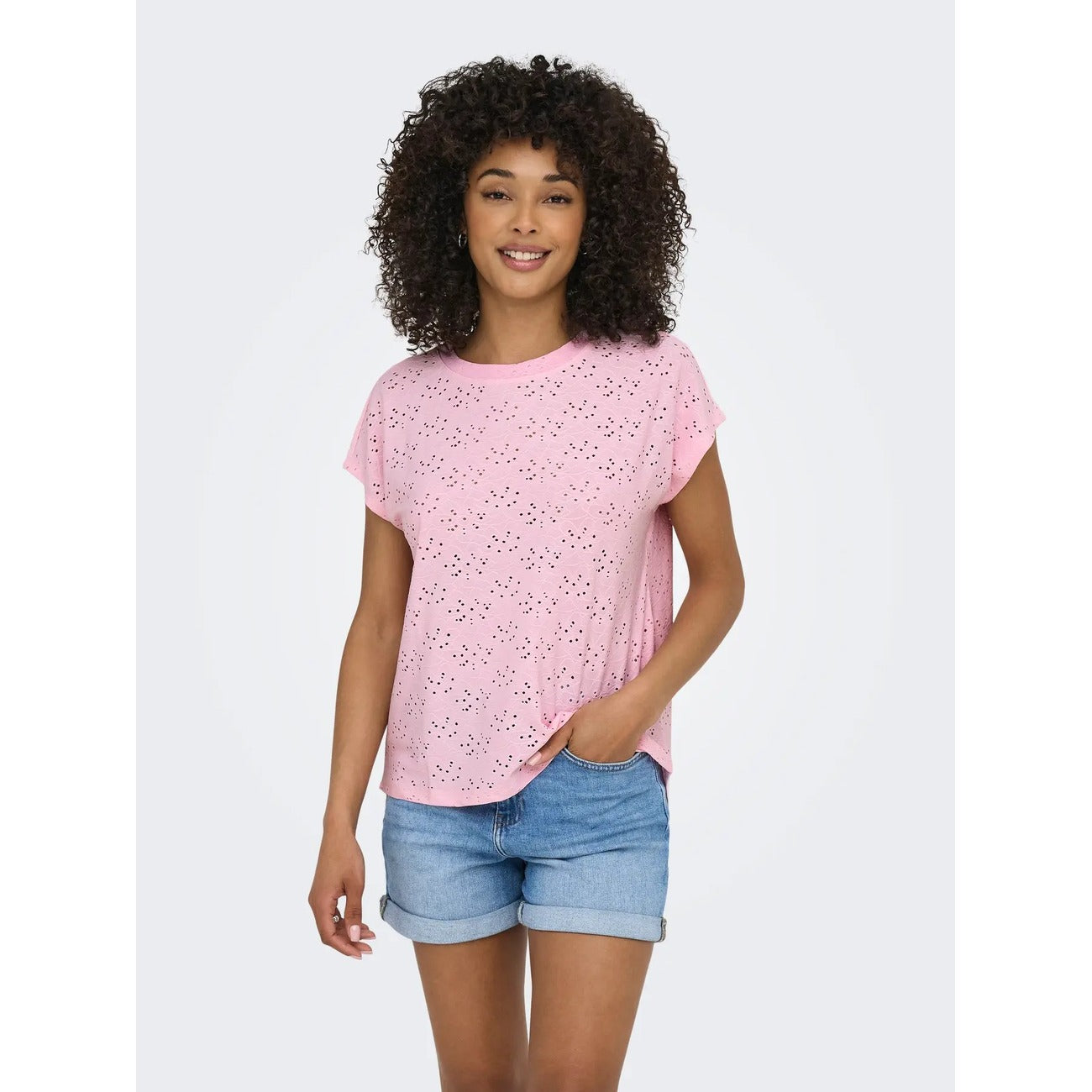 T-shirt Only donna rosa modello 15231005. Maglietta a maniche corte regular fit con scollo tondo, dettagli di pizzo e risvolto sulle maniche, top estivo casual e romantico della collezione primavera estate.