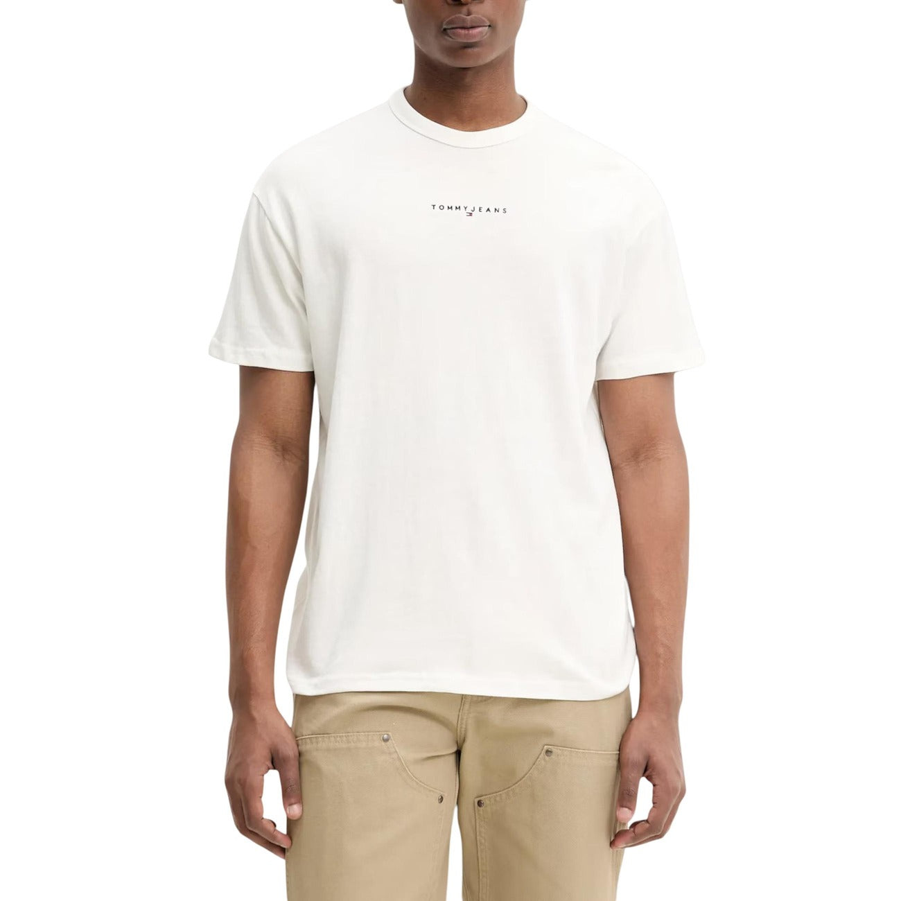 T-shirt Tommy Jeans DM0DM21110; 100% cotone, regular fit, logo stampato sul petto. Stile casual-sportivo versatile Colore bianco 